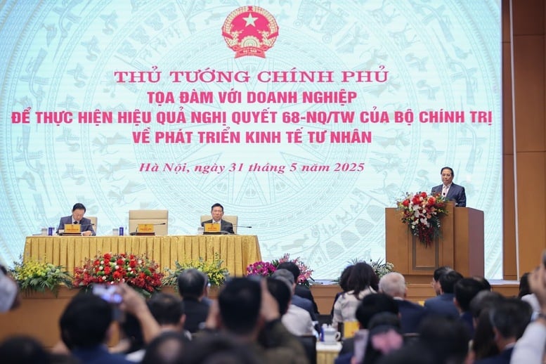 Thủ tướng khái quát 6 nhóm nội dung chính được đại biểu nêu tại tọa đàm. Ảnh: VGP. Thủ tướng khái quát 6 nhóm nội dung chính được đại biểu nêu tại tọa đàm. Ảnh: VGP.