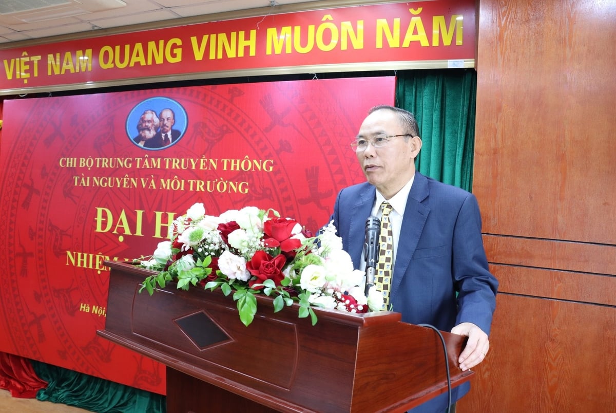 Thứ trưởng Phùng Đức Tiến đánh giá, trong nhiều năm qua, Trung tâm Truyền thông TN-MT đã hoạt động hiệu quả, linh hoạt, chuyên nghiệp, để lại dấu ấn rõ nét trong lĩnh vực truyền thông ngành TN-MT. Ảnh: Nguyễn Thủy. Thứ trưởng Phùng Đức Tiến đánh giá, trong nhiều năm qua, Trung tâm Truyền thông TN-MT đã hoạt động hiệu quả, linh hoạt, chuyên nghiệp, để lại dấu ấn rõ nét trong lĩnh vực truyền thông ngành TN-MT. Ảnh: Nguyễn Thủy.