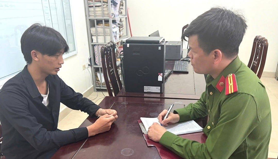 Cơ quan điều tra làm việc với đối tượng Lầu Bá Cải (áo đen). Ảnh: Công an tỉnh Nghệ An. Cơ quan điều tra làm việc với đối tượng Lầu Bá Cải (áo đen). Ảnh: Công an tỉnh Nghệ An.