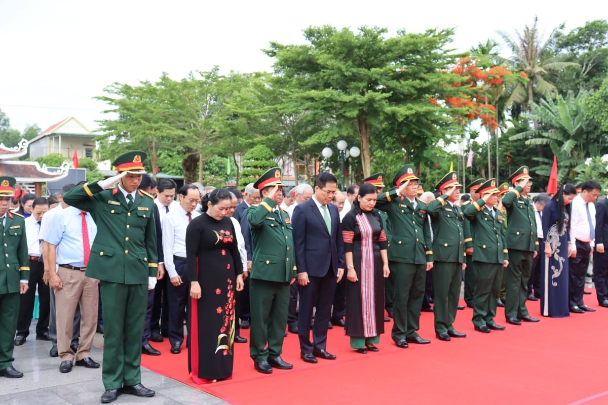 Các đại biểu dành phút mặc niệm tưởng nhớ công ơn những người đã ngã xuống. Ảnh: N.H Các đại biểu dành phút mặc niệm tưởng nhớ công ơn những người đã ngã xuống. Ảnh: N.H