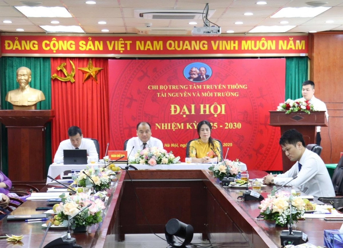 Đoàn Chủ tịch điều hành Đại hội Chi bộ Trung tâm Truyền thông TN-MT, nhiệm kỳ 2025 - 2030. Ảnh: Nguyễn Thủy. Đoàn Chủ tịch điều hành Đại hội Chi bộ Trung tâm Truyền thông TN-MT, nhiệm kỳ 2025 - 2030. Ảnh: Nguyễn Thủy.