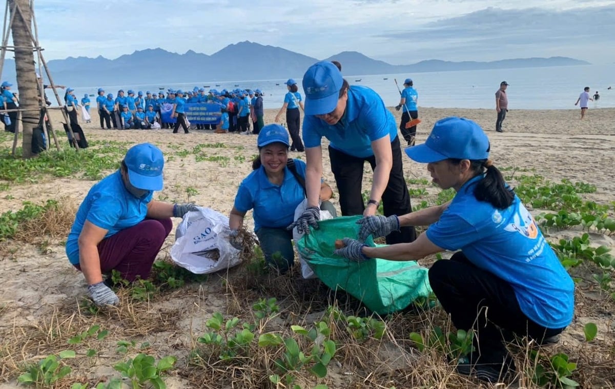 Hội viên Hội phụ nữ thành phố Đà Nẵng tham gia dọn rác, làm sạch biển. Ảnh: Lan Anh. Hội viên Hội phụ nữ thành phố Đà Nẵng tham gia dọn rác, làm sạch biển. Ảnh: Lan Anh.