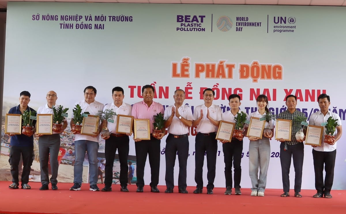 Lãnh đạo Sở NN&MT Đồng Nai và UBND huyện Định Quán trao hoa và thư cảm ơn các doanh nghiệp đã đồng hành cùng chương trình. Ảnh: Tường Tú. Lãnh đạo Sở NN&MT Đồng Nai và UBND huyện Định Quán trao hoa và thư cảm ơn các doanh nghiệp đã đồng hành cùng chương trình. Ảnh: Tường Tú.