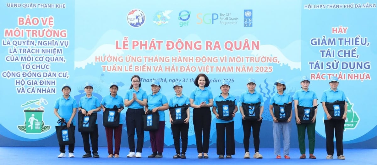 Hoạt động trao tặng dụng cụ, bảo hộ lao động cho các phụ nữ thu mua phế liệu. Ảnh: Lan Anh. Hoạt động trao tặng dụng cụ, bảo hộ lao động cho các phụ nữ thu mua phế liệu. Ảnh: Lan Anh.