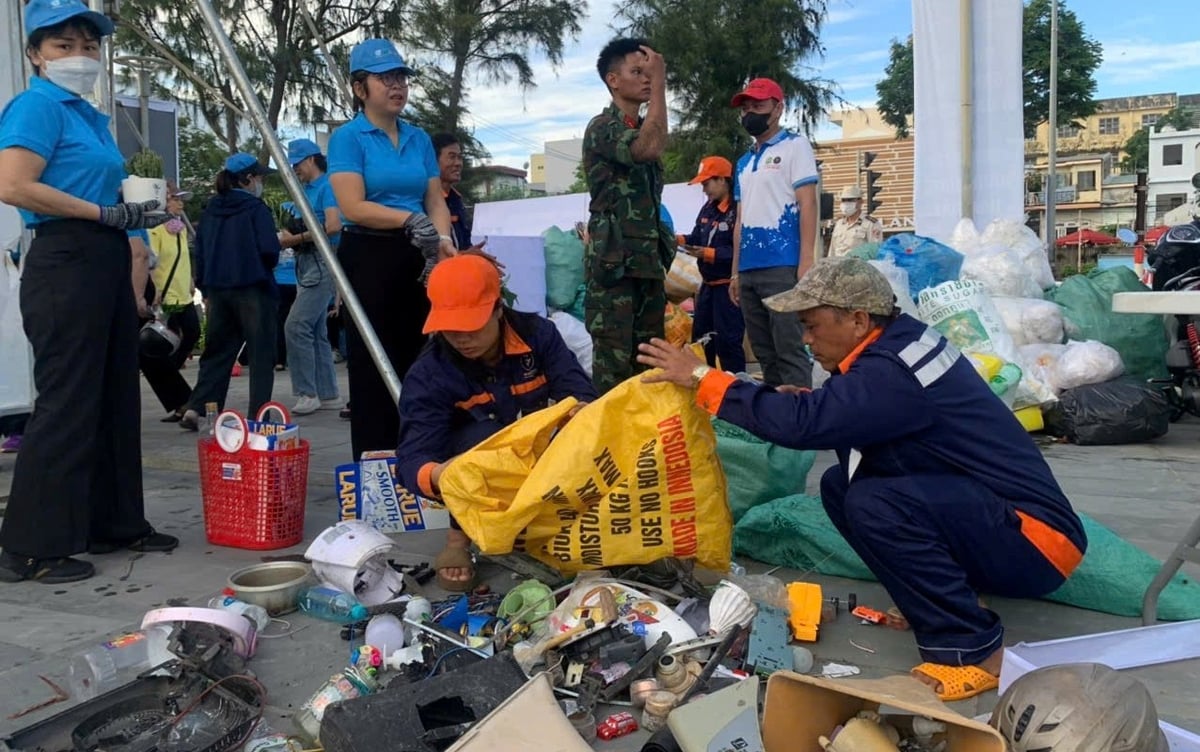 Hoạt động 'Đổi rác lấy quà', thu mua rác tái chế và túi nilon khó phân hủy tại chương trình. Ảnh: Lan Anh. Hoạt động 'Đổi rác lấy quà', thu mua rác tái chế và túi nilon khó phân hủy tại chương trình. Ảnh: Lan Anh.