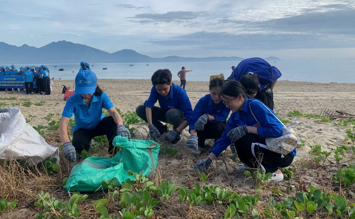 Đoàn viên, thanh niên dọn vệ sinh môi trường tại bãi biển Nguyễn Tất Thành. Ảnh: Lan Anh. Đoàn viên, thanh niên dọn vệ sinh môi trường tại bãi biển Nguyễn Tất Thành. Ảnh: Lan Anh.