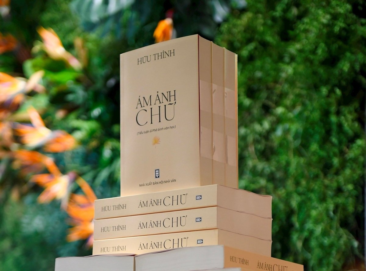 Tập lý luận phê bình 'Ám ảnh chữ' của nhà thơ Hữu Thỉnh. Tập lý luận phê bình 'Ám ảnh chữ' của nhà thơ Hữu Thỉnh.