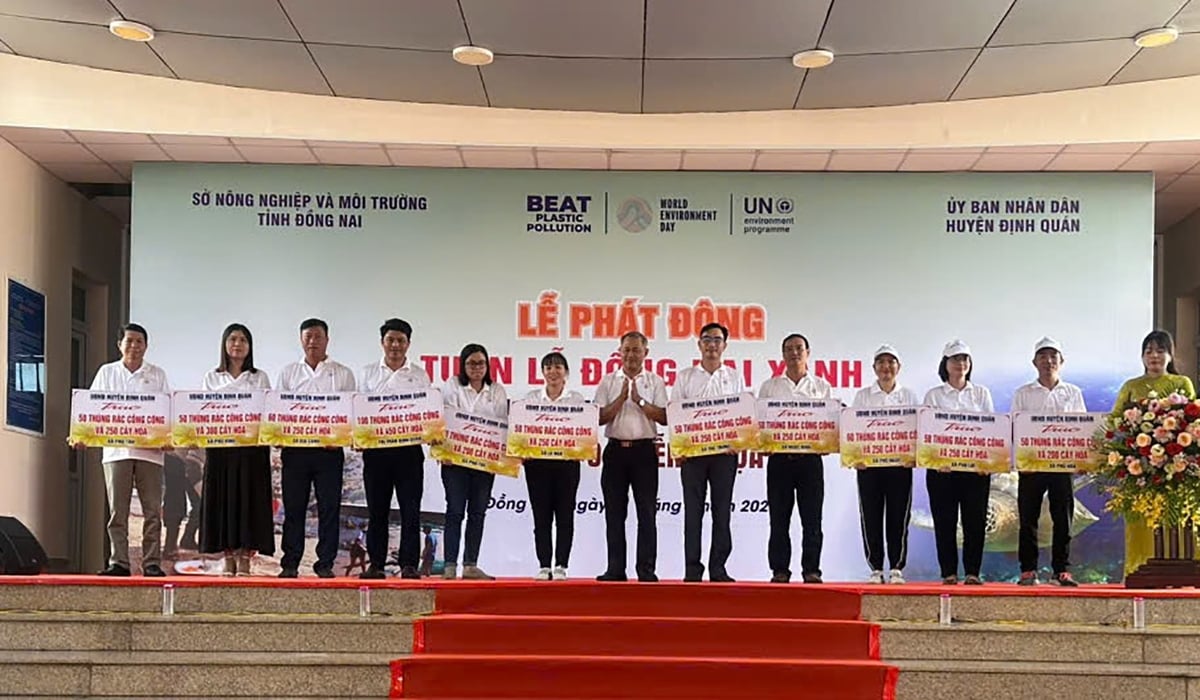 Lãnh đạo UBND huyện Định Quán trao biểu trưng cây hoa và thùng rác công cộng cho các xã, thị trấn tại buổi lễ. Ảnh: Tường Tú. Lãnh đạo UBND huyện Định Quán trao biểu trưng cây hoa và thùng rác công cộng cho các xã, thị trấn tại buổi lễ. Ảnh: Tường Tú.