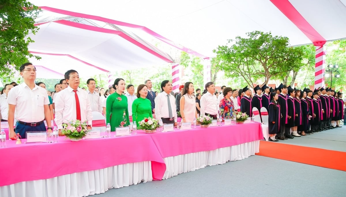 'Tương lai của con là công trình của mẹ', AHLĐ Thái Hương nhắc đến câu nói của Napoleon I như muốn nhắn nhủ về sự khởi nguồn của văn hóa tri thức. Ảnh: Báo Nghệ An 'Tương lai của con là công trình của mẹ', AHLĐ Thái Hương nhắc đến câu nói của Napoleon I như muốn nhắn nhủ về sự khởi nguồn của văn hóa tri thức. Ảnh: Báo Nghệ An