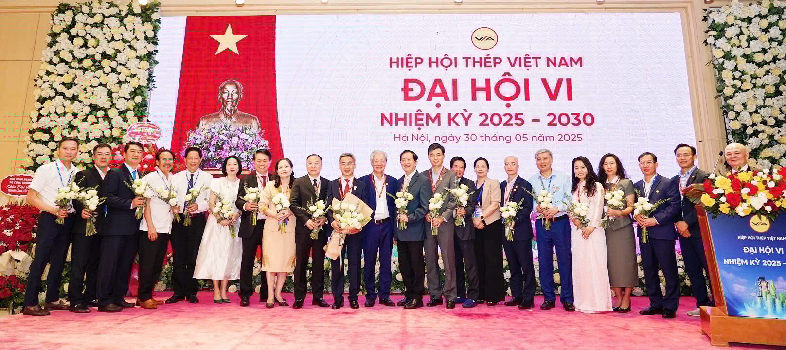 Ban Chấp hành, Ban Thường vụ, Ban Kiểm tra nhiệm kỳ VI ra mắt Đại hội và chụp ảnh kỷ niệm. Ảnh: Hồng Thắm. Ban Chấp hành, Ban Thường vụ, Ban Kiểm tra nhiệm kỳ VI ra mắt Đại hội và chụp ảnh kỷ niệm. Ảnh: Hồng Thắm.