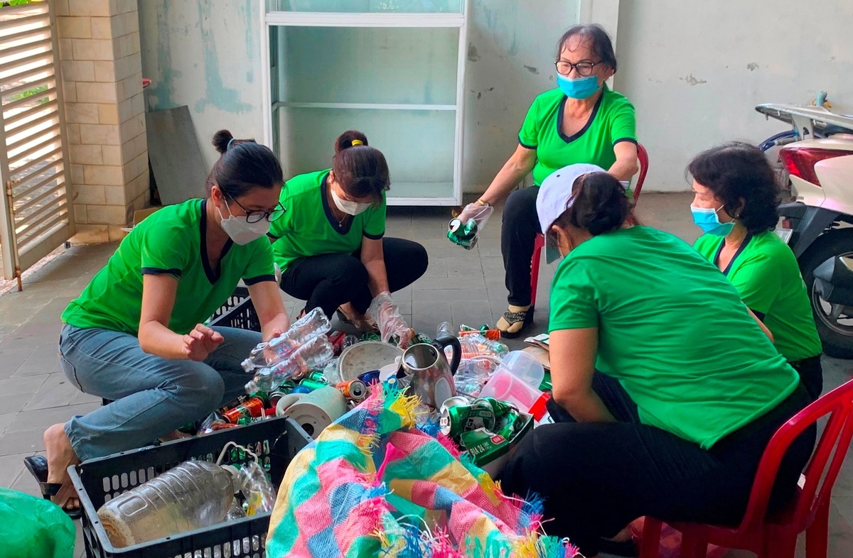 Hội viên Hội phụ nữ phường Hòa An phân loại rác thải nhựa để xây dựng nguồn quỹ thực hiện 'Bếp ăn 0 đồng'. Ảnh: Lan Anh. Hội viên Hội phụ nữ phường Hòa An phân loại rác thải nhựa để xây dựng nguồn quỹ thực hiện 'Bếp ăn 0 đồng'. Ảnh: Lan Anh.