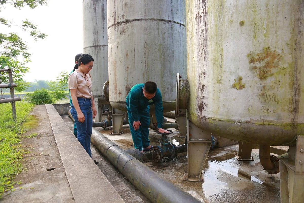 Hệ thống xử lý nước đạt tiêu chuẩn, hàng tháng đều lấy mẫu gửi kiểm định tại Trung tâm Kiểm soát Bệnh tật tỉnh Yên Bái. Ảnh: Thanh Ngà. Hệ thống xử lý nước đạt tiêu chuẩn, hàng tháng đều lấy mẫu gửi kiểm định tại Trung tâm Kiểm soát Bệnh tật tỉnh Yên Bái. Ảnh: Thanh Ngà.