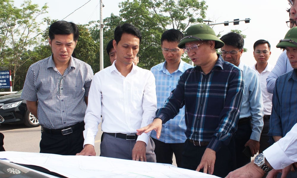 Ông Phạm Văn Thịnh kiểm tra sơ đồ hiện trạng giải phóng mặt bằng Khu công nghiệp Phúc Sơn (Tân Yên). Ảnh: Phạm Minh. Ông Phạm Văn Thịnh kiểm tra sơ đồ hiện trạng giải phóng mặt bằng Khu công nghiệp Phúc Sơn (Tân Yên). Ảnh: Phạm Minh.