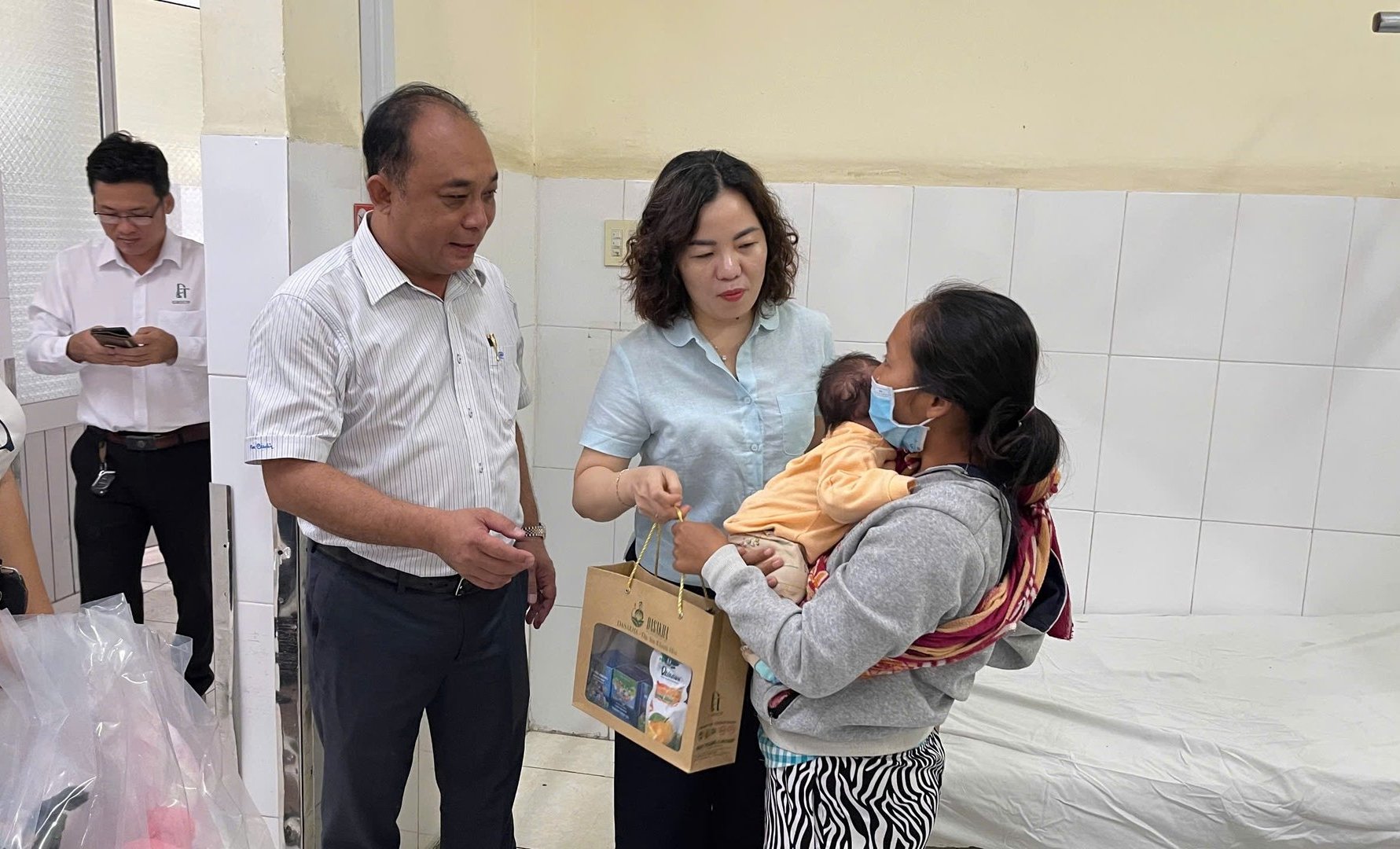 Lãnh đạo DT Group tặng quà cho các cháu nhỏ đang điều trị nội trú tại Bệnh viện đa khoa tỉnh Khánh Hòa. Ảnh: DT. Lãnh đạo DT Group tặng quà cho các cháu nhỏ đang điều trị nội trú tại Bệnh viện đa khoa tỉnh Khánh Hòa. Ảnh: DT.