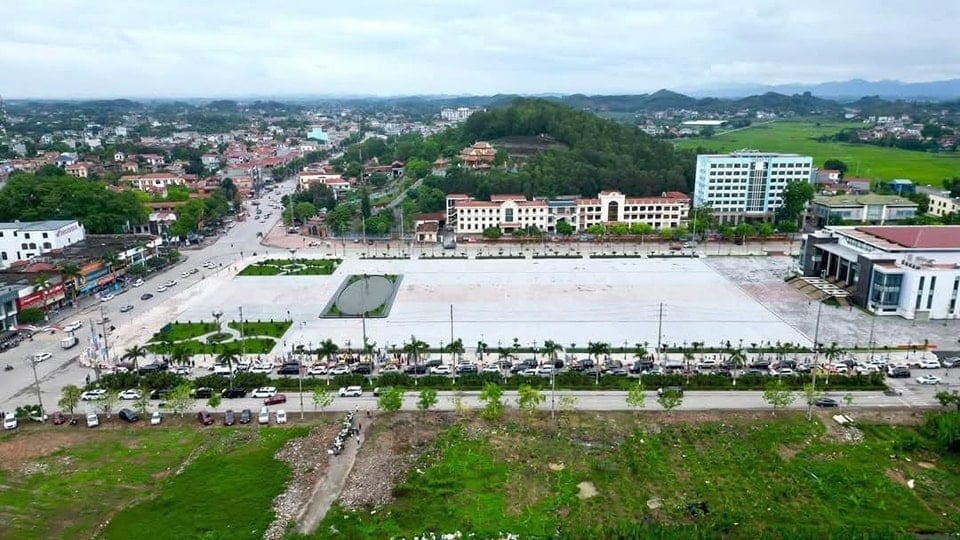 Quảng trường Lương Văn Nắm (Tân Yên) nhìn từ trên cao. Ảnh: Phạm Minh. Quảng trường Lương Văn Nắm (Tân Yên) nhìn từ trên cao. Ảnh: Phạm Minh.