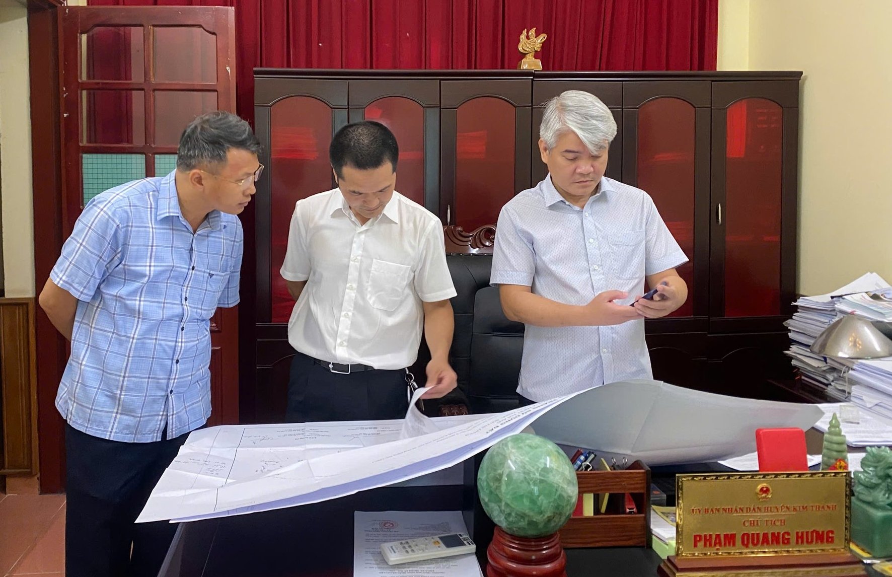 Theo ông Phạm Quang Hưng, Chủ tịch UBND huyện Kim Thành (bên phải), Quyết định 162 năm 2004 cho phép lập mặt bằng, trung chuyển vật liệu và sửa chữa tàu thuyền trên toàn bộ khu đất rộng hơn 79.000m². Tuy nhiên, ông Chúc còn phải thực hiện đầy đủ những quy định khác. Ảnh: T.Thành. Theo ông Phạm Quang Hưng, Chủ tịch UBND huyện Kim Thành (bên phải), Quyết định 162 năm 2004 cho phép lập mặt bằng, trung chuyển vật liệu và sửa chữa tàu thuyền trên toàn bộ khu đất rộng hơn 79.000m². Tuy nhiên, ông Chúc còn phải thực hiện đầy đủ những quy định khác. Ảnh: T.Thành.
