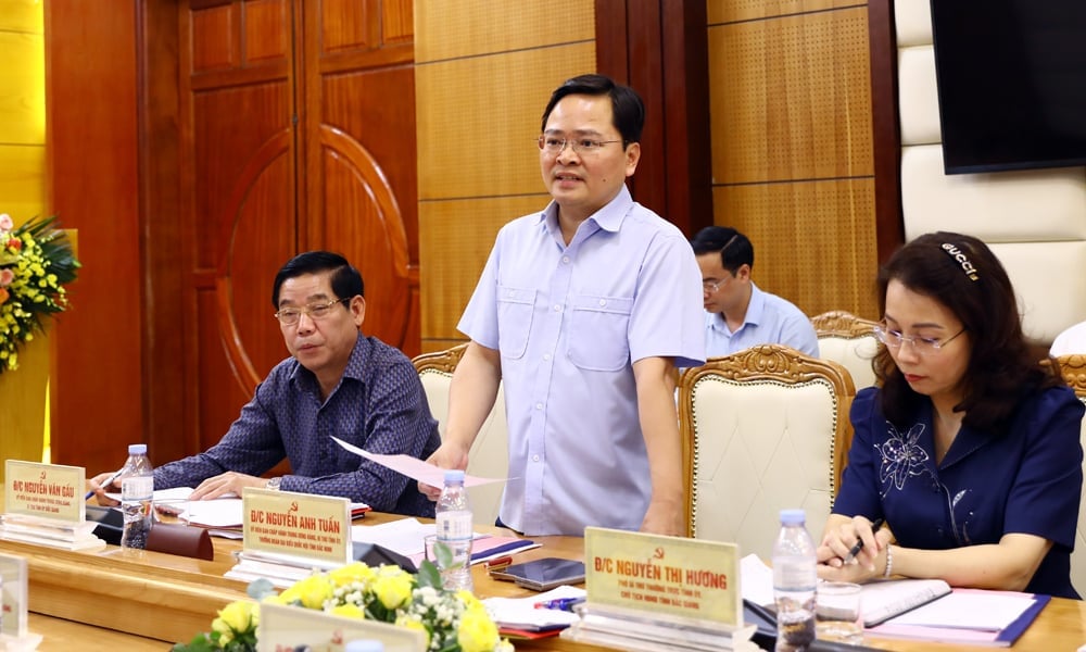 Ông Nguyễn Anh Tuấn, Bí thư Tỉnh ủy Bắc Ninh báo cáo thêm với Đoàn công tác về những giải pháp, định hướng mới đã được 2 tỉnh thống nhất cập nhật. Ảnh: Phạm Minh. Ông Nguyễn Anh Tuấn, Bí thư Tỉnh ủy Bắc Ninh báo cáo thêm với Đoàn công tác về những giải pháp, định hướng mới đã được 2 tỉnh thống nhất cập nhật. Ảnh: Phạm Minh.