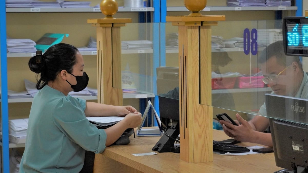 Hiện huyện Chương Mỹ có 36.487 người tham gia bảo hiểm thất nghiệp (43,56% số người trong độ tuổi lao động), chủ yếu là viên chức sự nghiệp công lập, sau đó đến lao động trong doanh nghiệp, hợp tác xã, hộ kinh doanh. Ảnh: Minh Toàn. Hiện huyện Chương Mỹ có 36.487 người tham gia bảo hiểm thất nghiệp (43,56% số người trong độ tuổi lao động), chủ yếu là viên chức sự nghiệp công lập, sau đó đến lao động trong doanh nghiệp, hợp tác xã, hộ kinh doanh. Ảnh: Minh Toàn.