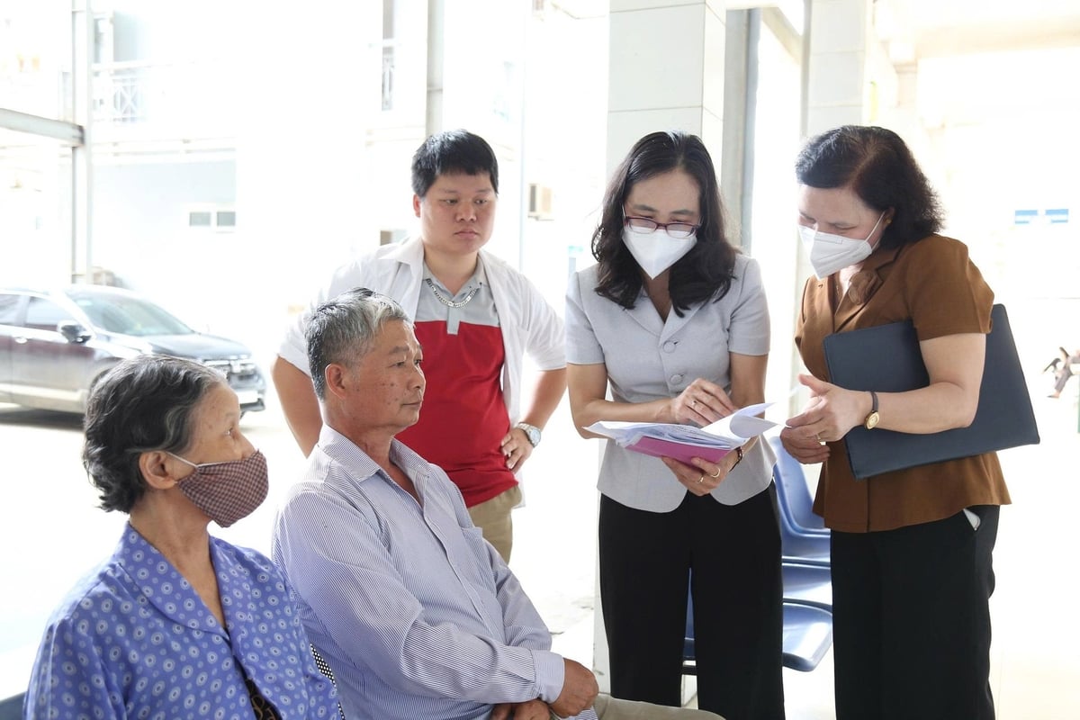 Người dân cần đeo khẩu trang nơi công cộng và hạn chế nơi đông người, tuy nhiên không nên hoang mang với những thôn tin về dịch Covid-19 trên mạng xã hội. Ảnh: Thanh Tiến. Người dân cần đeo khẩu trang nơi công cộng và hạn chế nơi đông người, tuy nhiên không nên hoang mang với những thôn tin về dịch Covid-19 trên mạng xã hội. Ảnh: Thanh Tiến.