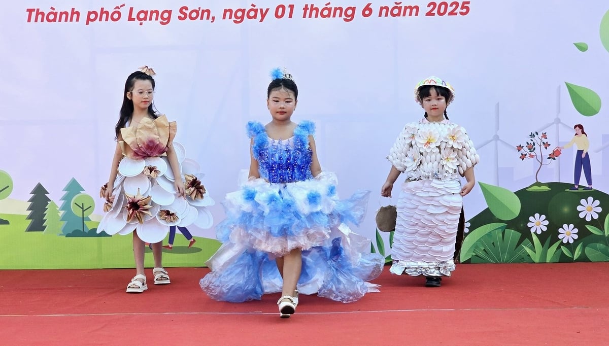 Phần thi trình diễn thời trang với những bộ trang phục được tái chế từ các vật liệu đã qua sử dụng. Ảnh: Hoàng Nghĩa. Phần thi trình diễn thời trang với những bộ trang phục được tái chế từ các vật liệu đã qua sử dụng. Ảnh: Hoàng Nghĩa.