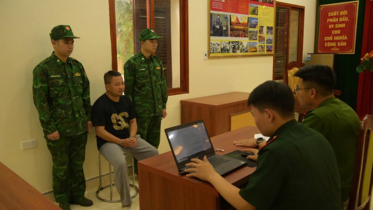 Lực lượng chức năng lấy lời khai một đối tượng trong vụ vận chuyển hơn 400 kg pháo lậu vào Việt Nam. Ảnh: Toàn Quang. Lực lượng chức năng lấy lời khai một đối tượng trong vụ vận chuyển hơn 400 kg pháo lậu vào Việt Nam. Ảnh: Toàn Quang.
