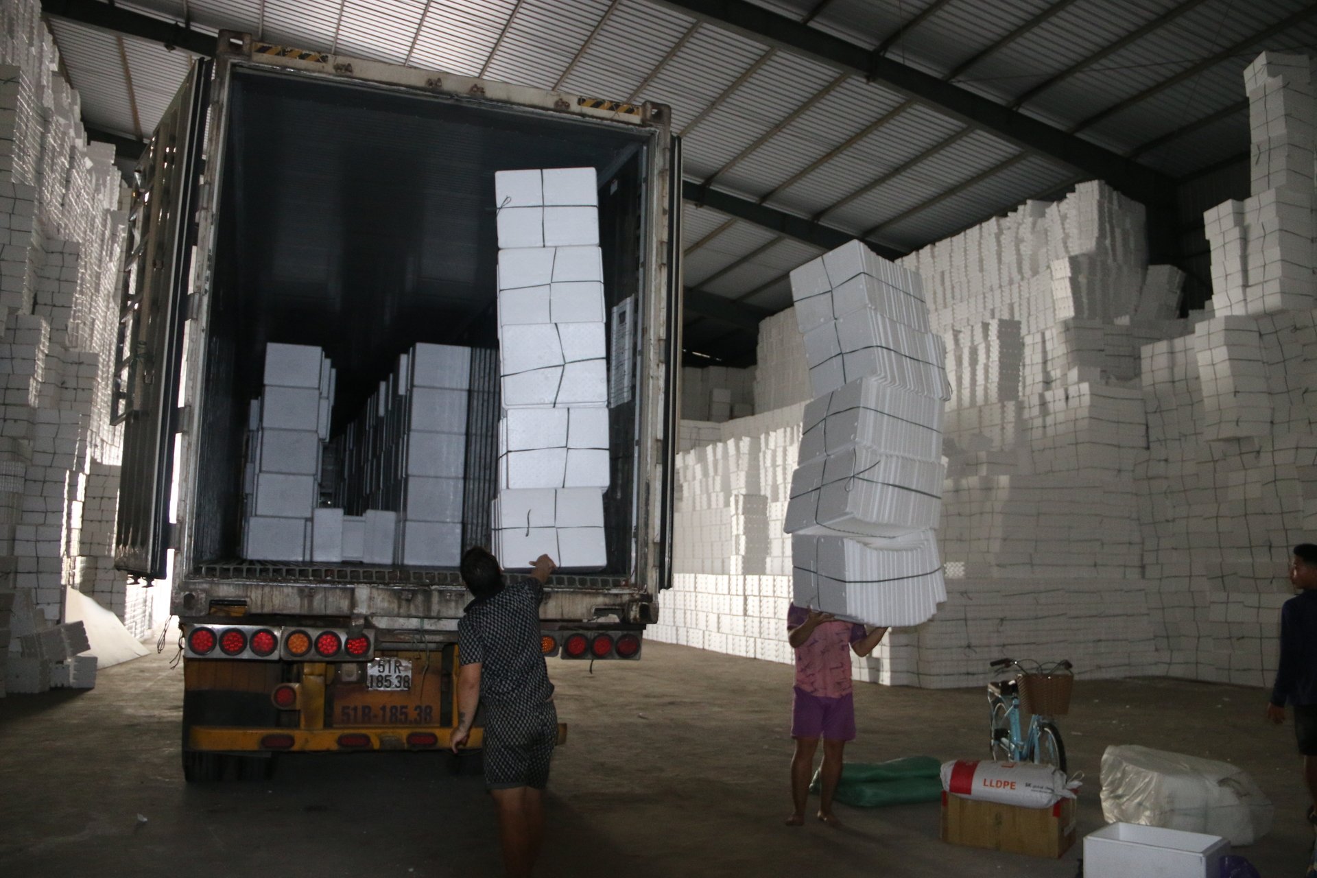 Thùng xốp, đá lạnh,... đã được các nhà xưởng chuẩn bị cách đây hơn 1 tháng, đã sẵn sàng vào vụ. Ảnh: Đinh Mười. Thùng xốp, đá lạnh,... đã được các nhà xưởng chuẩn bị cách đây hơn 1 tháng, đã sẵn sàng vào vụ. Ảnh: Đinh Mười.