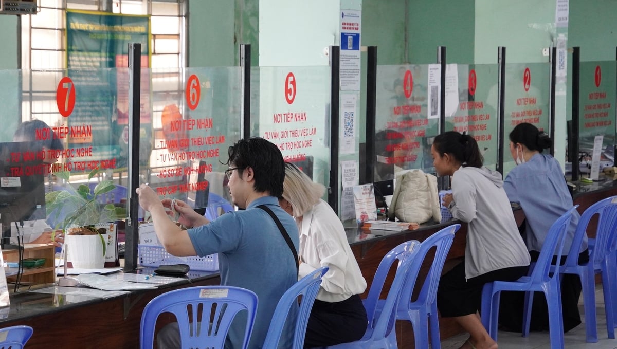 Người lao động phải hoàn tất đầy đủ các thủ tục nộp để được hưởng trợ cấp thất nghiệp. Ảnh: Nguyễn Thủy. Người lao động phải hoàn tất đầy đủ các thủ tục nộp để được hưởng trợ cấp thất nghiệp. Ảnh: Nguyễn Thủy.