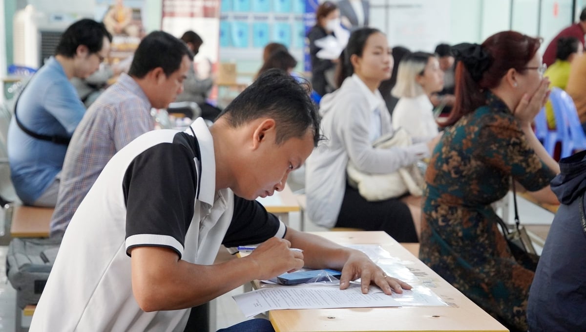 Người lao động đến đăng ký hưởng trợ cấp thất nghiệp tại Trung tâm Dịch vụ việc làm TP HCM. Ảnh: Nguyễn Thủy. Người lao động đến đăng ký hưởng trợ cấp thất nghiệp tại Trung tâm Dịch vụ việc làm TP HCM. Ảnh: Nguyễn Thủy.