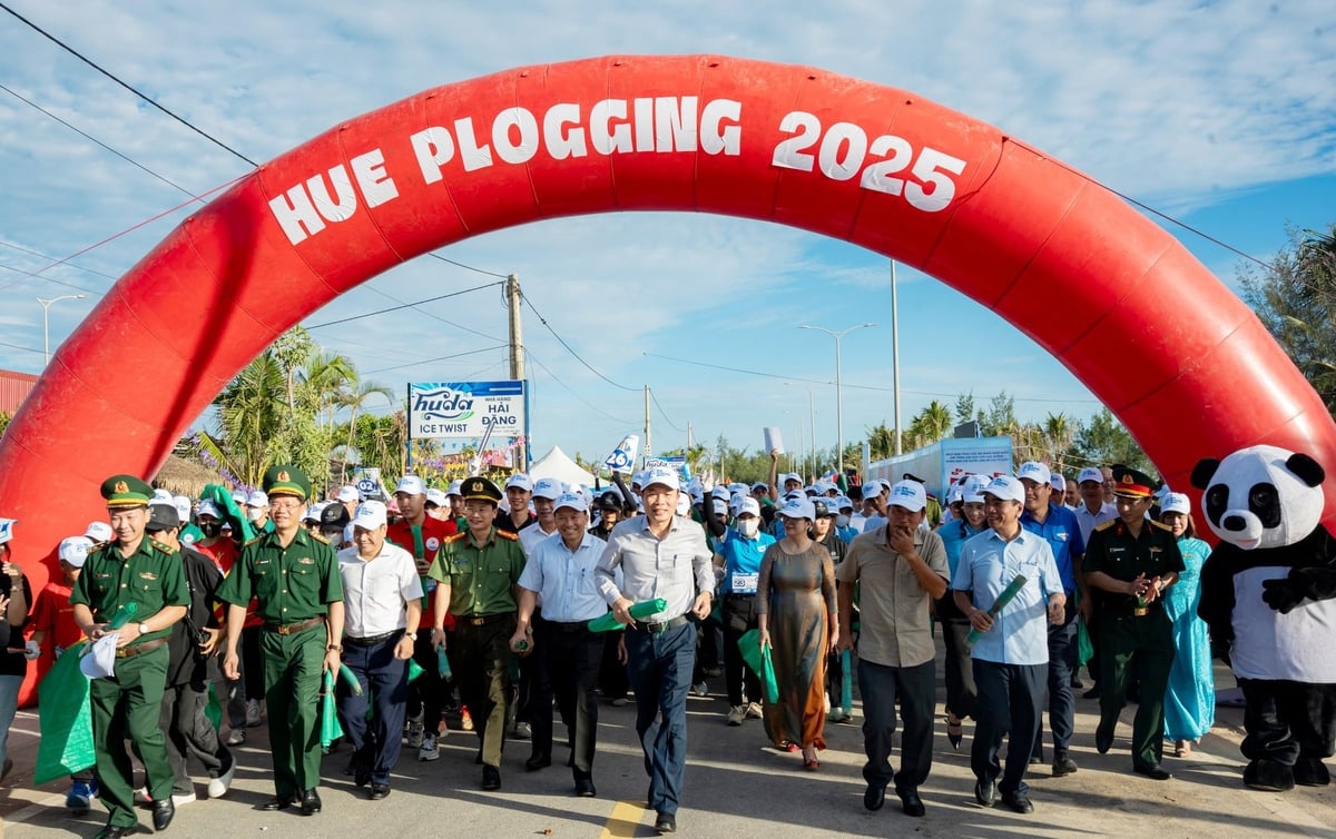 Lãnh đạo TP Huế, Sở Nông nghiệp và Môi trường… hưởng ứng sự kiện ‘Hue Plogging 2025’. Ảnh: Văn Dinh. Lãnh đạo TP Huế, Sở Nông nghiệp và Môi trường… hưởng ứng sự kiện ‘Hue Plogging 2025’. Ảnh: Văn Dinh.