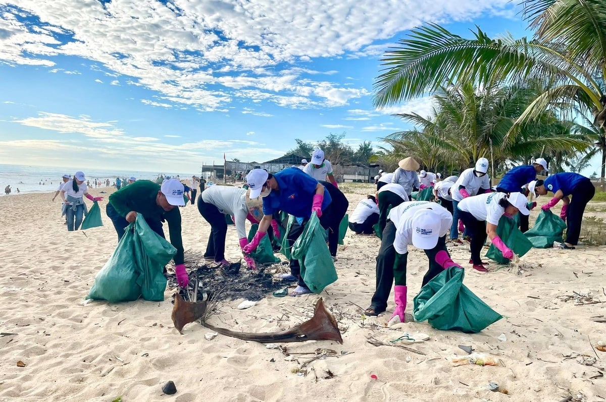 Sự kiện đi bộ nhặt rác ‘Hue Plogging 2025’ đã thu gom 3,2 tấn rác thải, lan tỏa hành động nhặt rác và thông điệp giảm rác thải nhựa. Ảnh: Văn Dinh. Sự kiện đi bộ nhặt rác ‘Hue Plogging 2025’ đã thu gom 3,2 tấn rác thải, lan tỏa hành động nhặt rác và thông điệp giảm rác thải nhựa. Ảnh: Văn Dinh.