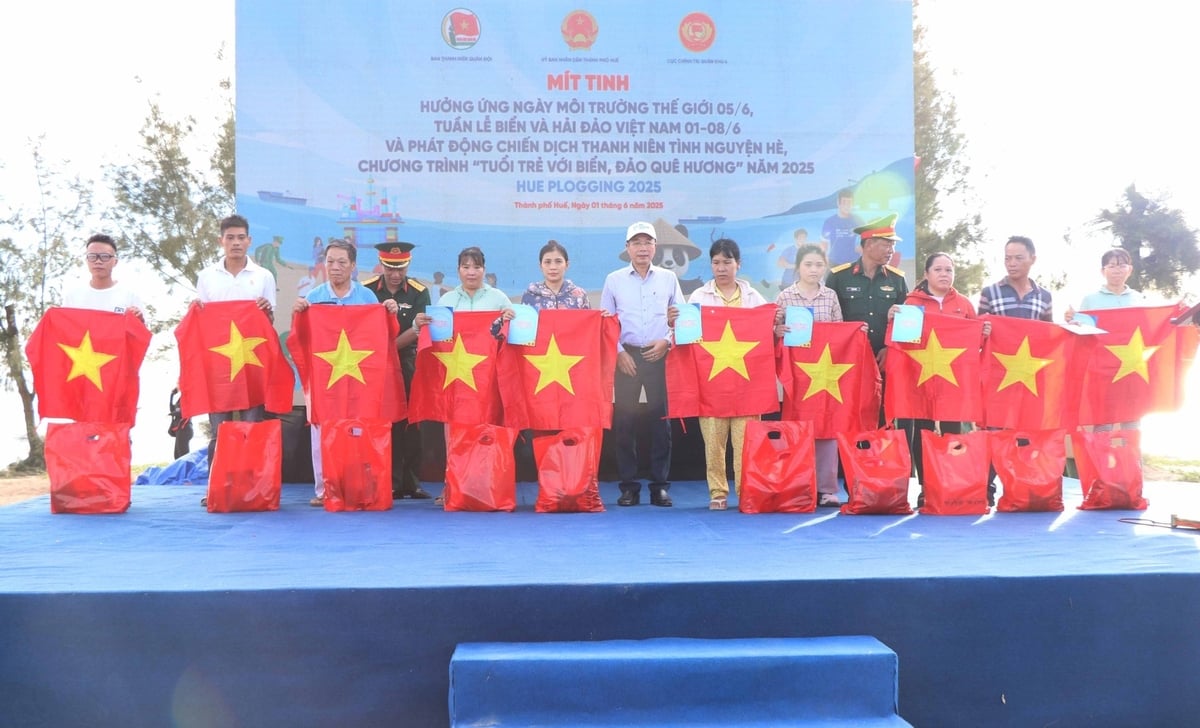 Hoạt động trao tặng cờ Tổ quốc, áo phao cho ngư dân có tàu cá đánh bắt xa bờ… Ảnh: Văn Dinh. Hoạt động trao tặng cờ Tổ quốc, áo phao cho ngư dân có tàu cá đánh bắt xa bờ… Ảnh: Văn Dinh.