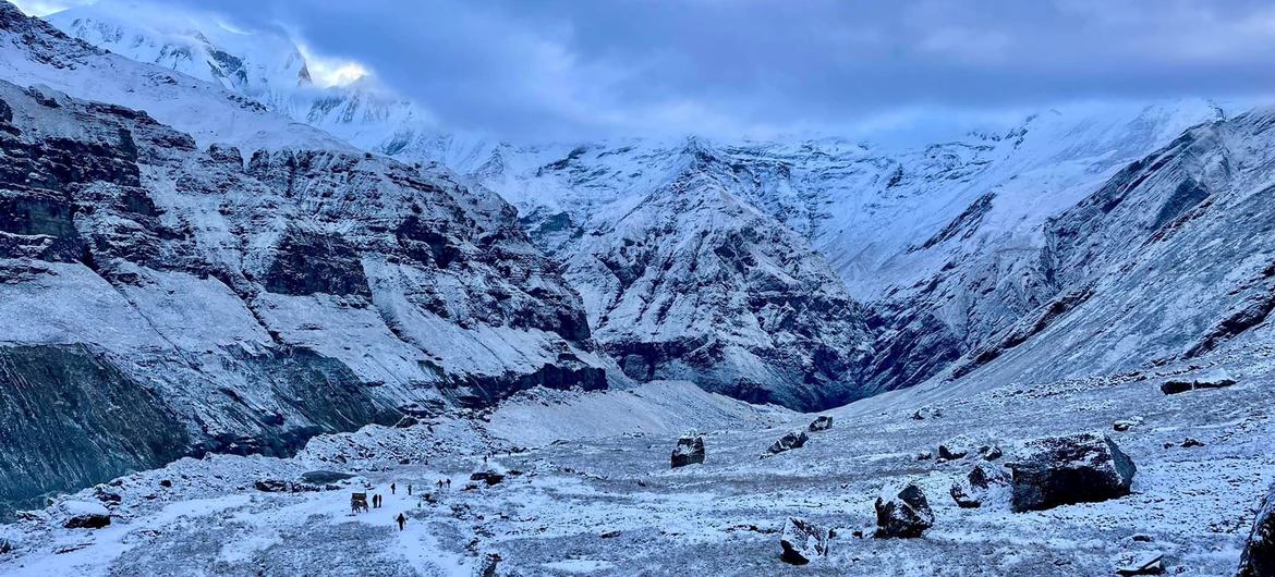 Sông băng Himalaya là nguồn cung cấp nước chính cho các hệ thống sông lớn ở Nam Á như sông Ấn, sông Hằng và sông Brahmaputra, đóng vai trò quan trọng trong việc cung cấp nước cho cuộc sống và sinh kế của hàng chục triệu người ở hạ lưu. Ảnh: Liên hợp quốc. Sông băng Himalaya là nguồn cung cấp nước chính cho các hệ thống sông lớn ở Nam Á như sông Ấn, sông Hằng và sông Brahmaputra, đóng vai trò quan trọng trong việc cung cấp nước cho cuộc sống và sinh kế của hàng chục triệu người ở hạ lưu. Ảnh: Liên hợp quốc.