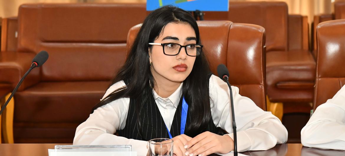 Fariza Dzhobirova, nhà hoạt động khí hậu trẻ tuổi tham dự hội nghị Mô hình Liên hợp quốc về bảo tồn sông băng. Ảnh: Liên hợp quốc tại Tajikistan. Fariza Dzhobirova, nhà hoạt động khí hậu trẻ tuổi tham dự hội nghị Mô hình Liên hợp quốc về bảo tồn sông băng. Ảnh: Liên hợp quốc tại Tajikistan.