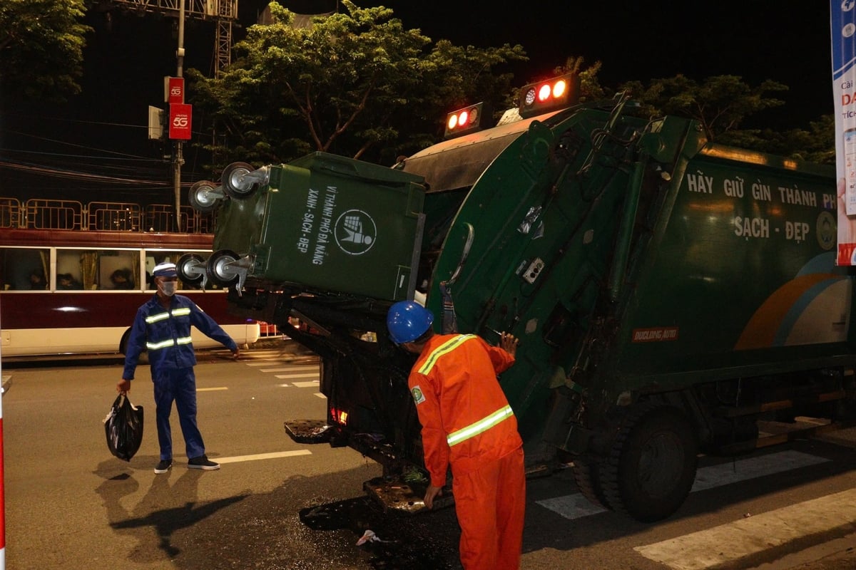 Ngay sau khi đội kết thúc đêm thi đầu tiên, công nhân môi trường khẩn trương tổng dọn vệ sinh các tuyến đường. Ảnh: Lan Anh.
