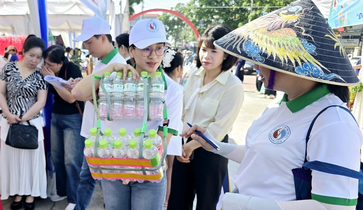 Phao cứu sinh được học sinh tái chế từ vỏ chai nhựa. Ảnh: Hoàng Nghĩa. Phao cứu sinh được học sinh tái chế từ vỏ chai nhựa. Ảnh: Hoàng Nghĩa.