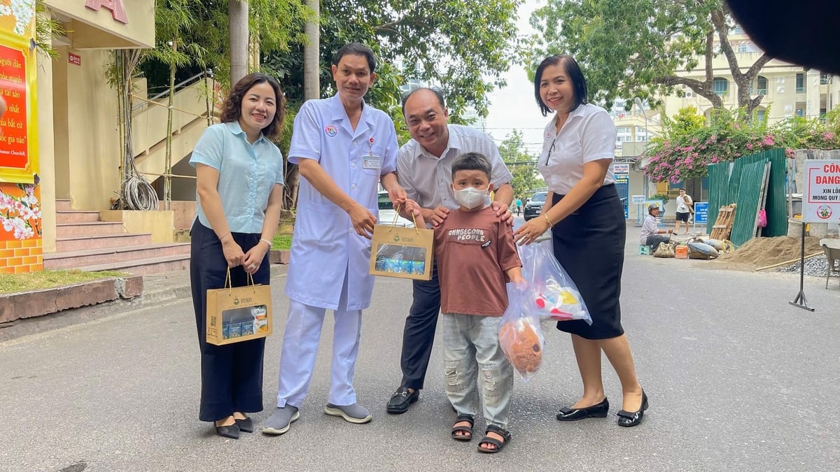 Các em nhỏ được nhận quà nhân dịp Quốc tế thiếu nhi rất vui mừng. Ảnh: DT. Các em nhỏ được nhận quà nhân dịp Quốc tế thiếu nhi rất vui mừng. Ảnh: DT.