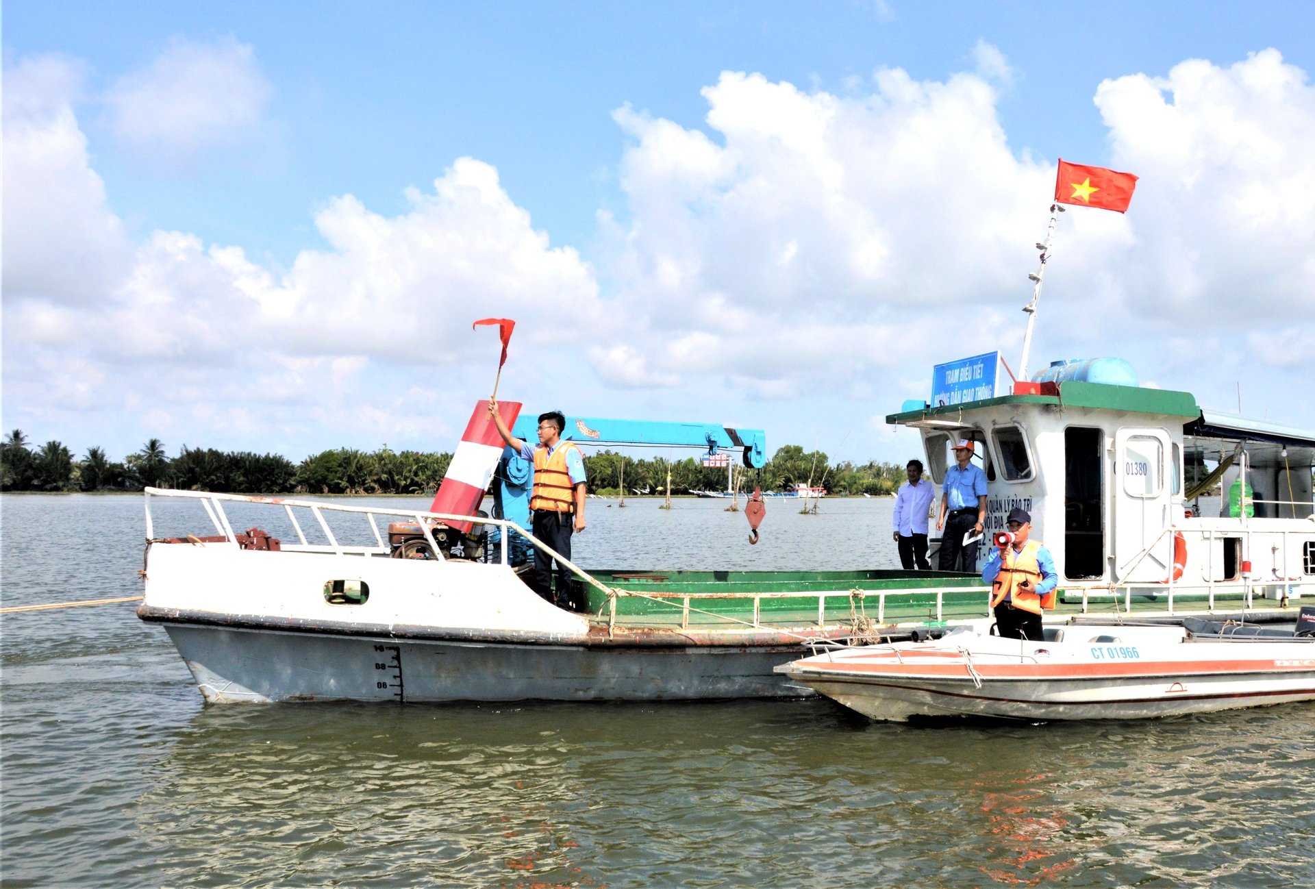 Sau lễ phát động, lực lượng chức năng sẽ đồng loạt ra quân tuần tra, kiểm soát tại các tuyến đường bộ trọng điểm và đường thủy nội địa, tập trung ở các địa bàn có hoạt động khai thác mỏ, bến bãi tập kết khoáng sản. Ảnh: Trung Chánh. Sau lễ phát động, lực lượng chức năng sẽ đồng loạt ra quân tuần tra, kiểm soát tại các tuyến đường bộ trọng điểm và đường thủy nội địa, tập trung ở các địa bàn có hoạt động khai thác mỏ, bến bãi tập kết khoáng sản. Ảnh: Trung Chánh.