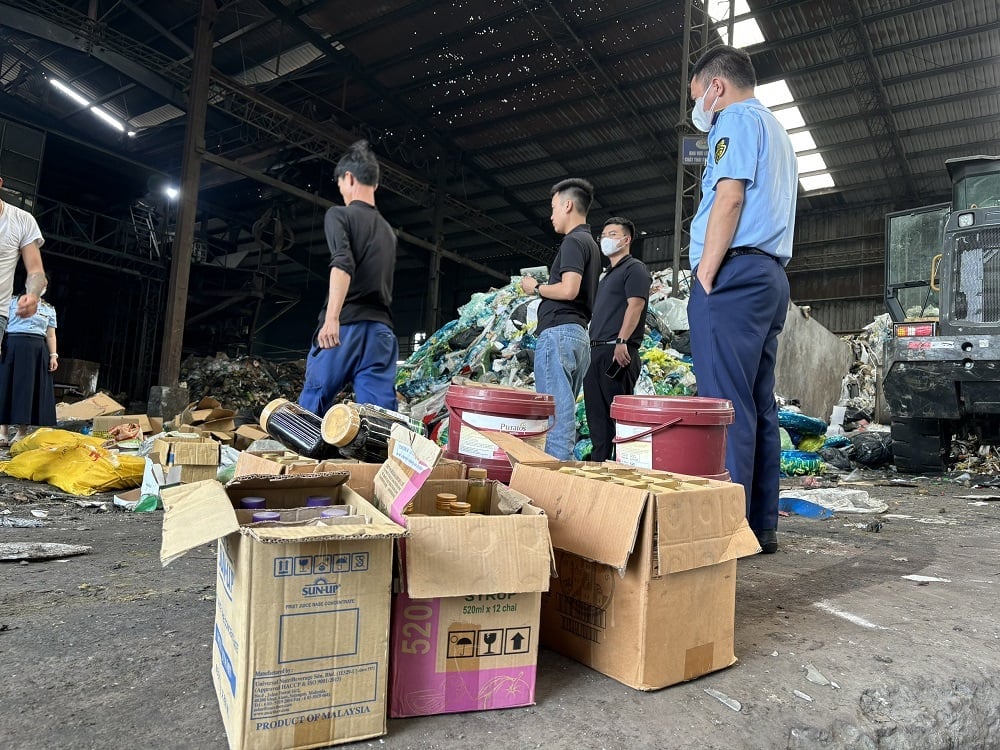 Số lượng hàng hóa bị tiêu hủy lần này gồm hàng trăm kg nguyên liệu để pha chế đồ uống và làm bánh. Ảnh: Chi cục Quản lý thị trường tỉnh Hải Dương.