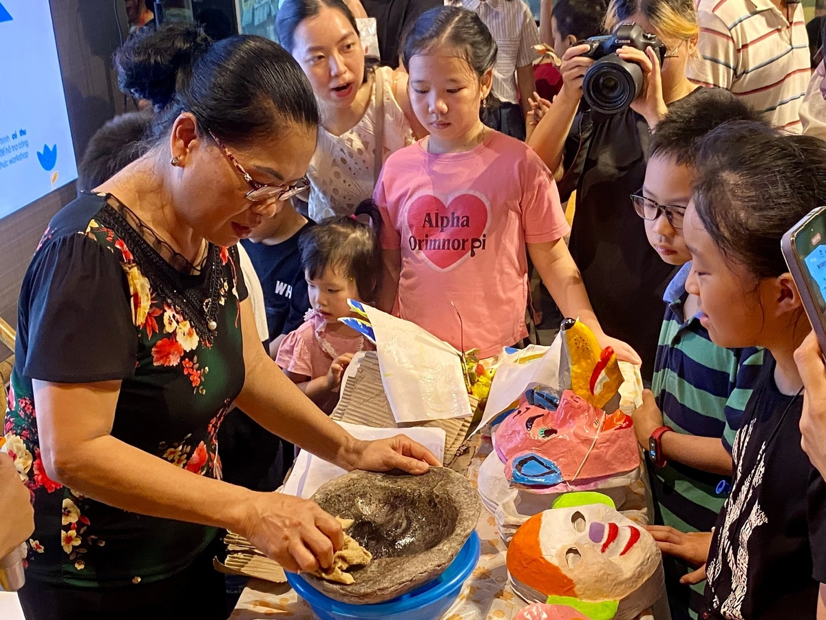 Các em nhỏ được tận tay trải nghiệm làm mặt nạ giấy bồi dưới sự hướng dẫn của nghệ nhân Đặng Hương Lan. Ảnh: Thanh Ngọc. Các em nhỏ được tận tay trải nghiệm làm mặt nạ giấy bồi dưới sự hướng dẫn của nghệ nhân Đặng Hương Lan. Ảnh: Thanh Ngọc.