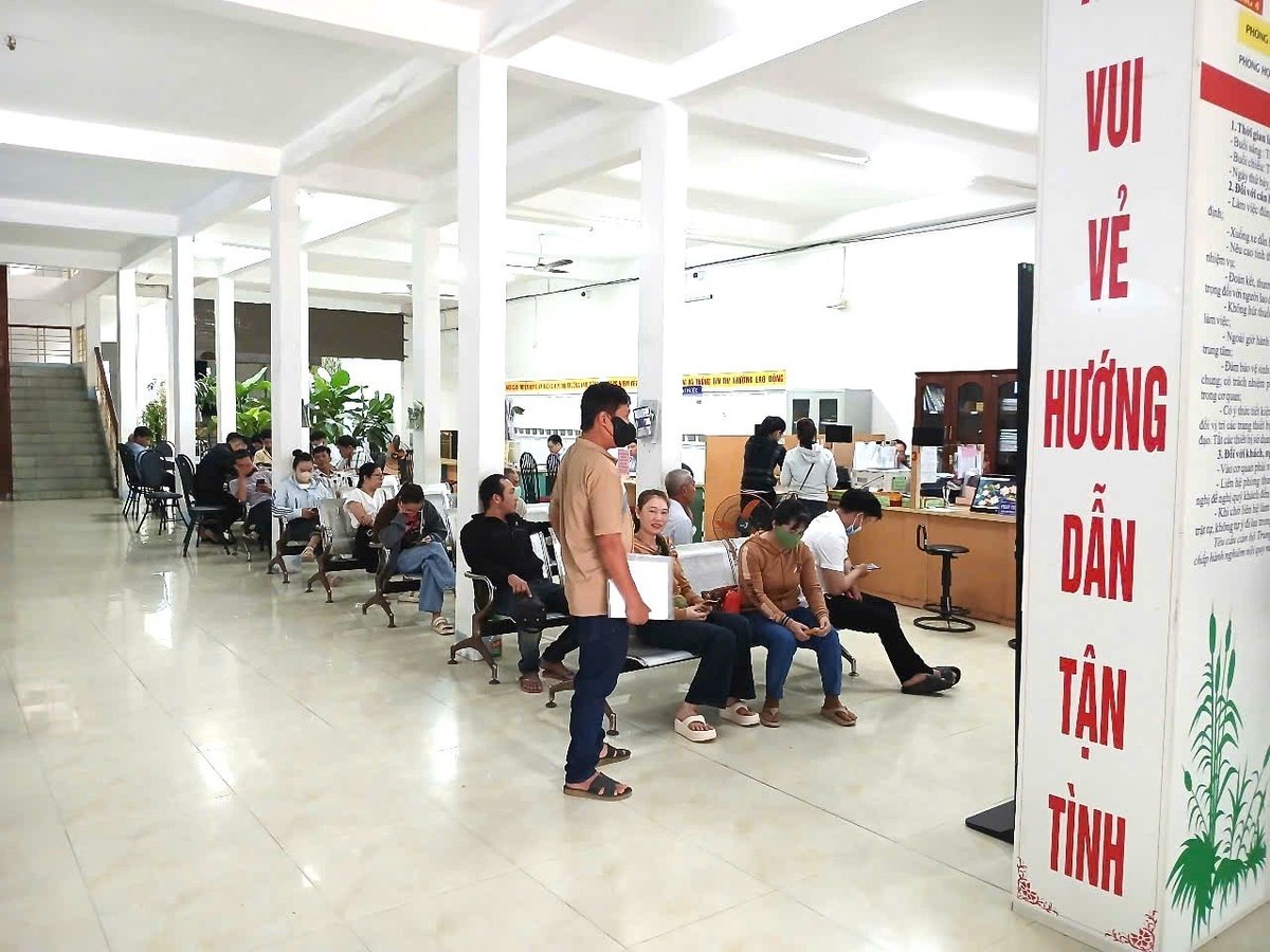 Lao động chưa có việc làm đến Trung tâm Dịch vụ việc làm Bình Định tìm việc làm. Ảnh: V.Đ.T. Lao động chưa có việc làm đến Trung tâm Dịch vụ việc làm Bình Định tìm việc làm. Ảnh: V.Đ.T.