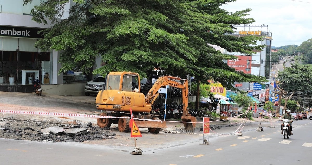 Đơn vị thi công đang cho xe đào mặt đường khu vực sụt lún để kiểm tra hệ thống cống thoát nước. Ảnh: Phạm Hoài. Đơn vị thi công đang cho xe đào mặt đường khu vực sụt lún để kiểm tra hệ thống cống thoát nước. Ảnh: Phạm Hoài.