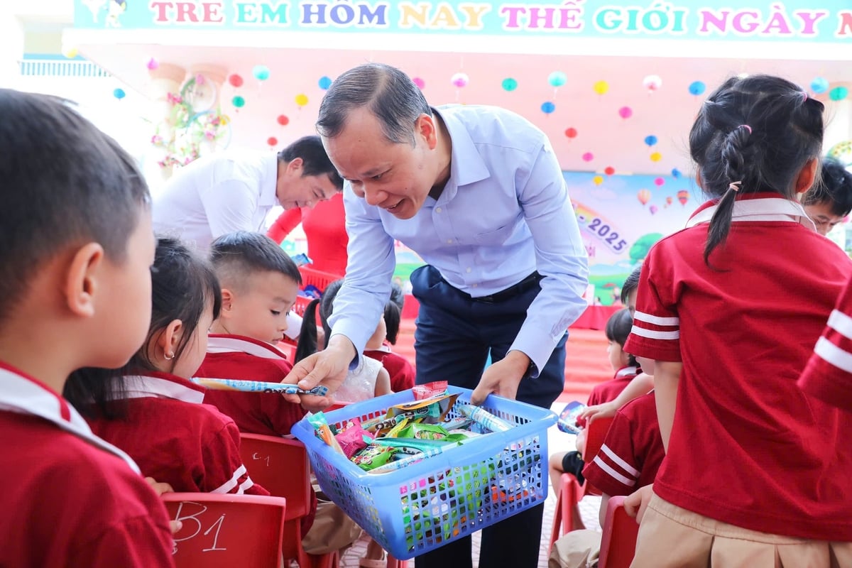 Ông Mai Sơn, Phó Chủ tịch UBND tỉnh Bắc Giang tặng quà cho các em học sinh tại buổi lễ. Ảnh: Phạm Minh. Ông Mai Sơn, Phó Chủ tịch UBND tỉnh Bắc Giang tặng quà cho các em học sinh tại buổi lễ. Ảnh: Phạm Minh.