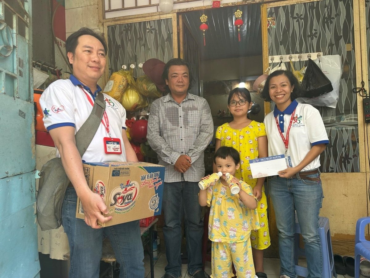Đại diện Tân Hiệp Phát trao quà cho trẻ em mồ côi do ảnh hưởng bởi dịch Covid-19. Ảnh: Tân Hiệp Phát. Đại diện Tân Hiệp Phát trao quà cho trẻ em mồ côi do ảnh hưởng bởi dịch Covid-19. Ảnh: Tân Hiệp Phát.