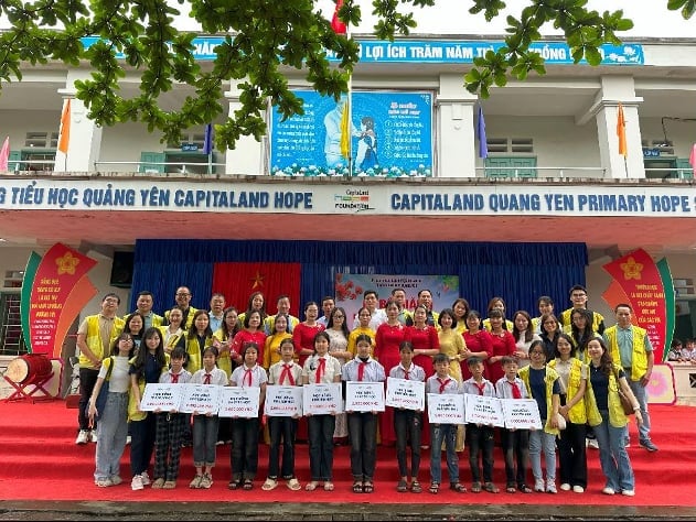 CapitaLand trao học bổng cho 30 học sinh tốt nghiệp từ 3 'Trường học CapitaLand Hy vọng' tại Việt Nam. Ảnh: CapitaLand. CapitaLand trao học bổng cho 30 học sinh tốt nghiệp từ 3 'Trường học CapitaLand Hy vọng' tại Việt Nam. Ảnh: CapitaLand.