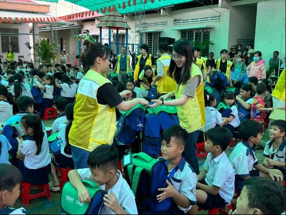 Gần 100 tình nguyện viên là nhân viên CLD (Việt Nam) và The Ascott Limited đã trao tặng dụng cụ học tập và tham gia các hoạt động ngoài trời cùng học sinh. Ảnh: CapitaLand. Gần 100 tình nguyện viên là nhân viên CLD (Việt Nam) và The Ascott Limited đã trao tặng dụng cụ học tập và tham gia các hoạt động ngoài trời cùng học sinh. Ảnh: CapitaLand.