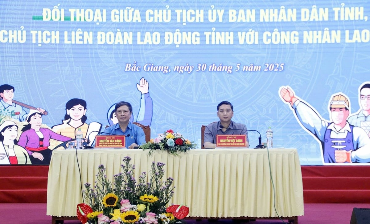 Ông Nguyễn Việt Oanh, Chủ tịch UBND tỉnh và ông Nguyễn Văn Cảnh Chủ tịch LĐLĐ tỉnh chủ trì hội nghị. Ảnh: Phạm Minh. Ông Nguyễn Việt Oanh, Chủ tịch UBND tỉnh và ông Nguyễn Văn Cảnh Chủ tịch LĐLĐ tỉnh chủ trì hội nghị. Ảnh: Phạm Minh.