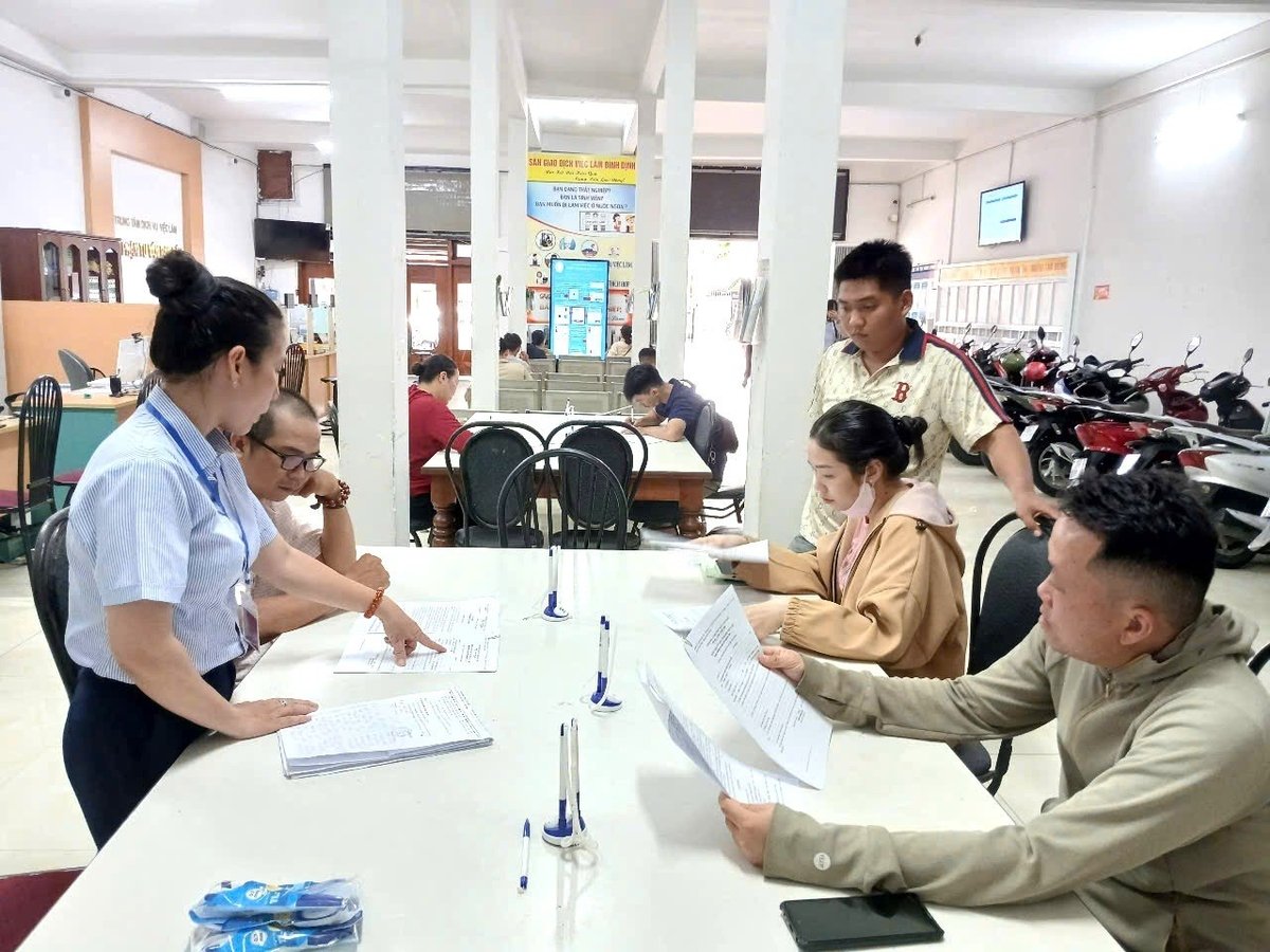Nhân viên Trung tâm Dịch vụ việc làm Bình Định tận tình cung cấp thông tin tuyển dụng của các doanh nghiệp để người lao động chọn việc. Ảnh: V.Đ.T. Nhân viên Trung tâm Dịch vụ việc làm Bình Định tận tình cung cấp thông tin tuyển dụng của các doanh nghiệp để người lao động chọn việc. Ảnh: V.Đ.T.