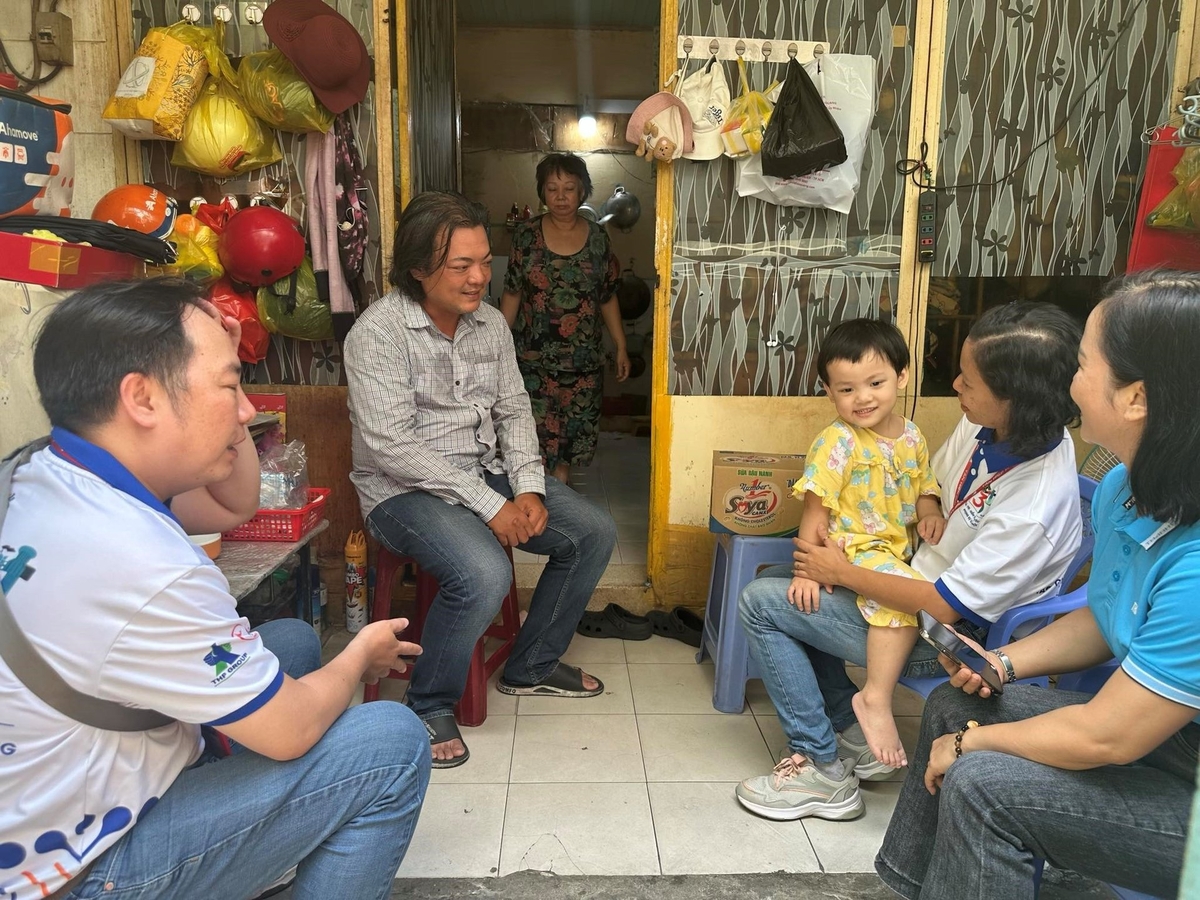 Anh Tăng Nguyễn Duy An đón tiếp đại diện Công ty Tân Hiệp Phát và đại diện báo Thanh Niên tới thăm hỏi, tặng quà cho bé Tăng Mộc Anh nhân dịp 1/6. Ảnh: Tân Hiệp Phát. Anh Tăng Nguyễn Duy An đón tiếp đại diện Công ty Tân Hiệp Phát và đại diện báo Thanh Niên tới thăm hỏi, tặng quà cho bé Tăng Mộc Anh nhân dịp 1/6. Ảnh: Tân Hiệp Phát.