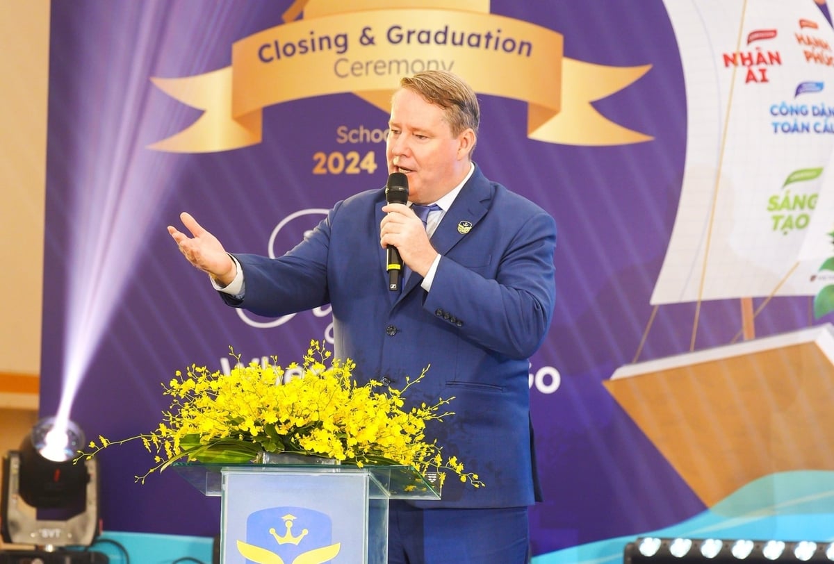 ThS. Christopher Bradley chia sẻ tại buổi lễ tổng kết năm học của Victoria School - Nam Sài Gòn. Ảnh: Victoria School. ThS. Christopher Bradley chia sẻ tại buổi lễ tổng kết năm học của Victoria School - Nam Sài Gòn. Ảnh: Victoria School.