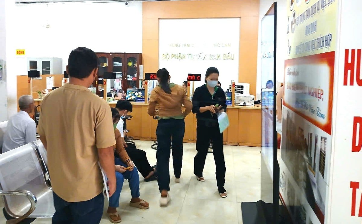 Người lao động tìm việc làm nườm nượp vào ra Trung tâm Dịch vụ việc làm Bình Định. Ảnh: V.Đ.T. Người lao động tìm việc làm nườm nượp vào ra Trung tâm Dịch vụ việc làm Bình Định. Ảnh: V.Đ.T.